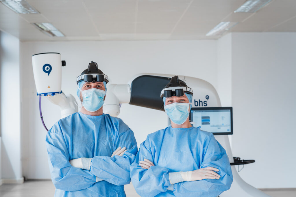 Zwei Personen in OP-Kleidung, im Hintergrund das Robotic Scope